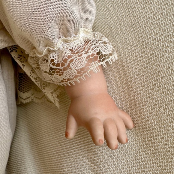 1992 GUNNY, 10 1/2” PORCELAIN DOLL WITH CLOTH BODY. - Picture 5 of 14